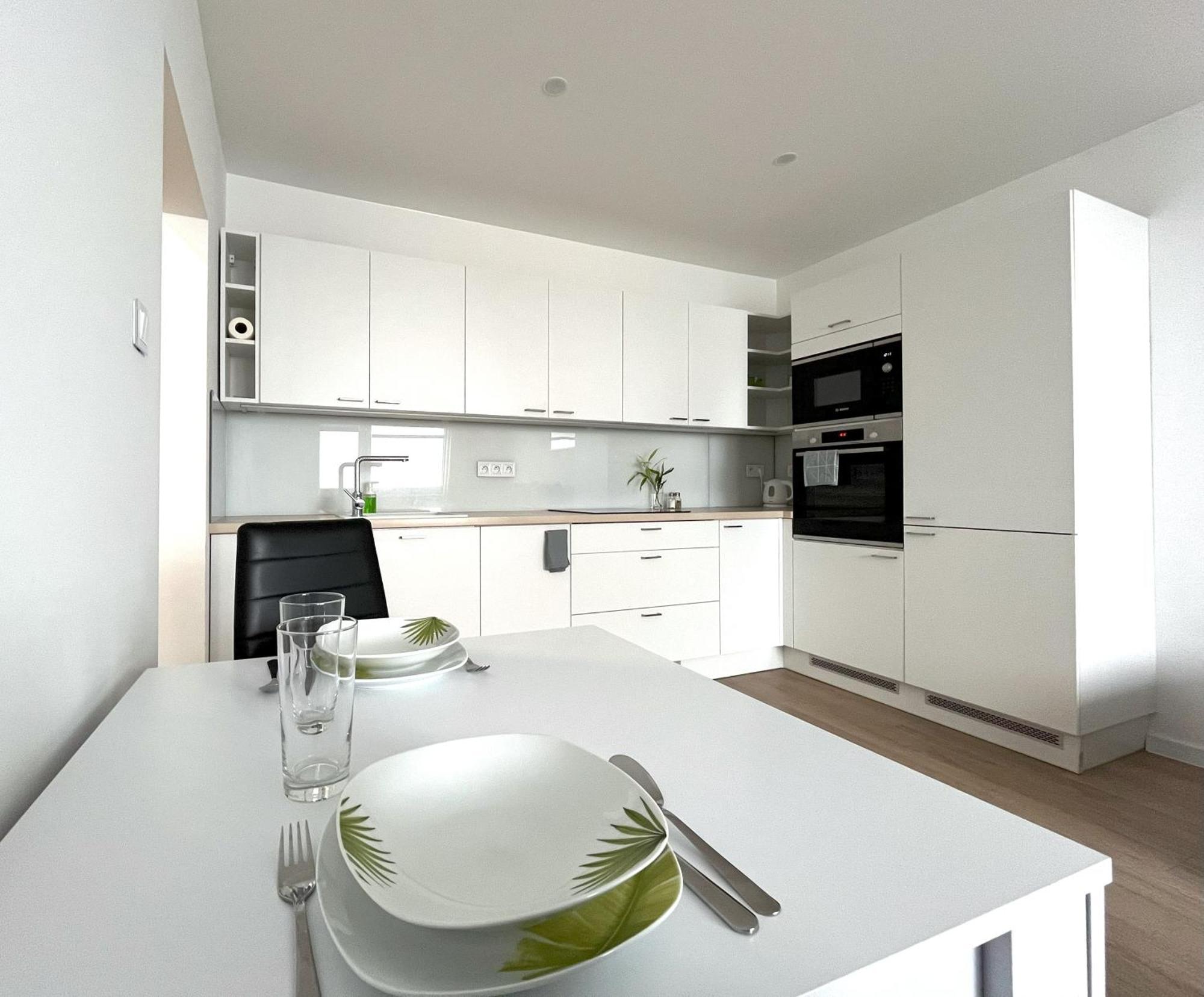 Elegant Escape Apartment III - Free Parking, Easy Access To City Center Братислава Екстер'єр фото