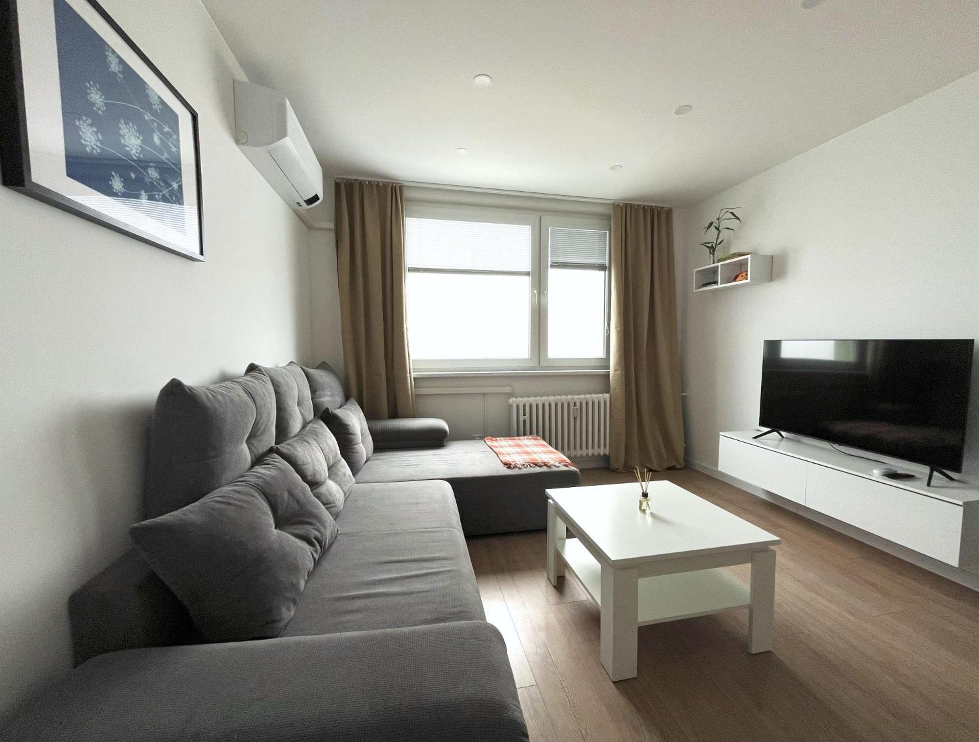 Elegant Escape Apartment III - Free Parking, Easy Access To City Center Братислава Екстер'єр фото